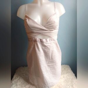 EUC Forever 21 woman's size medium cream and white mini dress with keyhole front